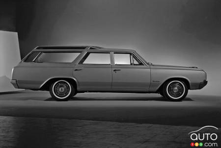 Oldsmobile Vista Cruiser 1964, de profil